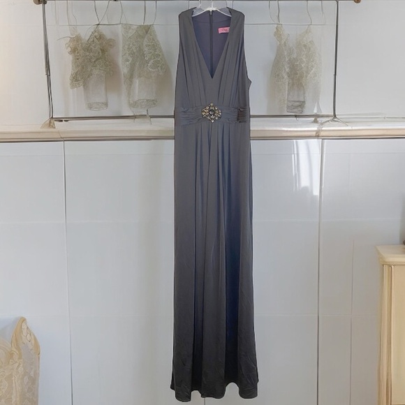 Eliza J Formal Long Dress Gray Sleeveless V-Neck Glam Gown Brooch Detail Size 4 - Picture 5 of 10